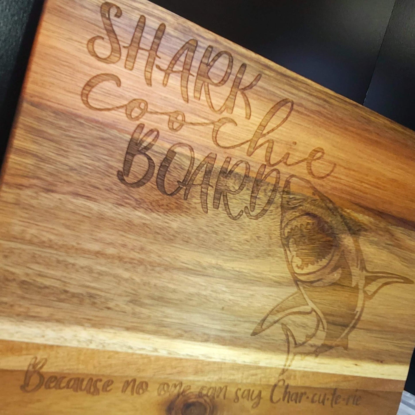 Acacia Charcuterie Board - Shark Coochie Board parce que personne ne peut dire charcuterie